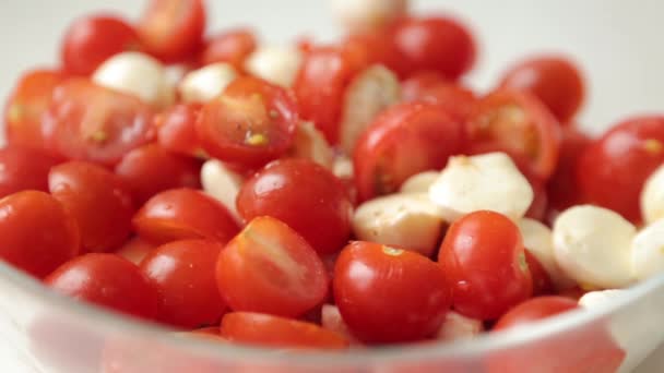 Sałatka Mozzarelli Pomidorów Wiśniowych Gotowanie Potraw Włoskich Domu — Wideo stockowe