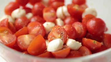 Mozzarella salatası ve kiraz domates. Evde İtalyan yemekleri pişirme.