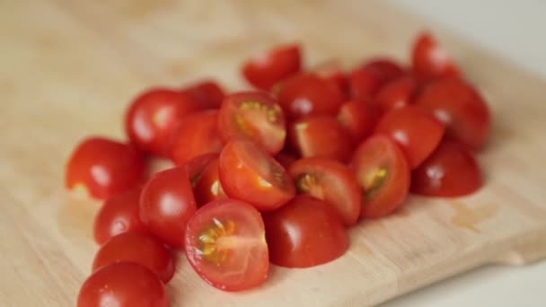 Kirschtomaten Für Salat Scheiben Schneiden Kochen Hause Auf Einem Holzbrett — Stockvideo