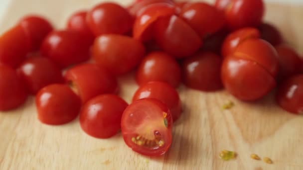 Skivning Körsbärstomater För Sallad Matlagning Hemma Trä Kartong — Stockvideo