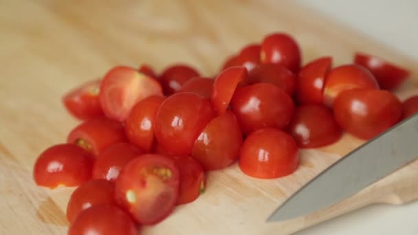 Affettare Pomodorini Ciliegini Insalata Cucinare Casa Una Tavola Legno — Video Stock