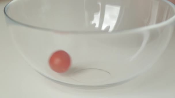Cortar Tomates Cherry Para Ensalada Cocinar Casa Sobre Una Tabla — Vídeo de stock