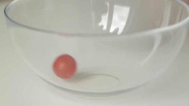 Corte Tomate Cereja Para Salada Cozinhar Casa Uma Tábua Madeira — Vídeo de Stock