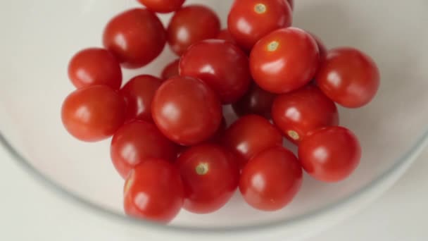 Kirschtomaten Für Salat Scheiben Schneiden Kochen Hause Auf Einem Holzbrett — Stockvideo