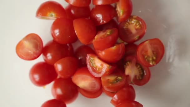 Corte Tomate Cereja Para Salada Cozinhar Casa Uma Tábua Madeira — Vídeo de Stock