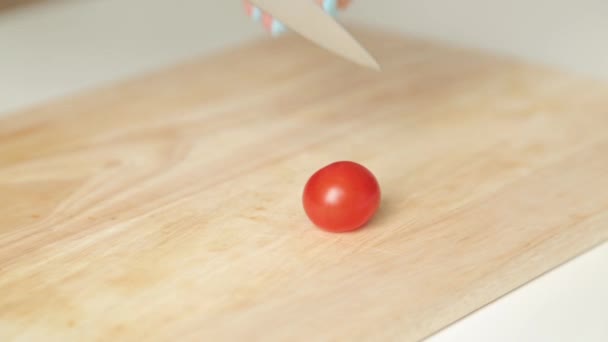 Kroje Pomidory Wiśniowe Sałatki Cięcie Pomidorów Drewnianej Płycie — Wideo stockowe