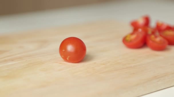 Skivning Körsbärstomater För Sallad Skära Tomat Trä Kartong — Stockvideo