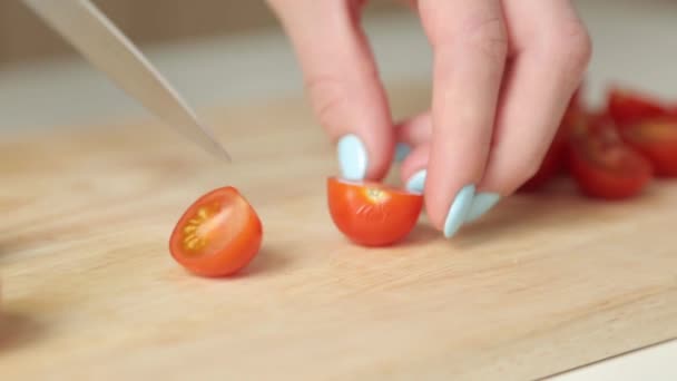 Kroje Pomidory Wiśniowe Sałatki Cięcie Pomidorów Drewnianej Płycie — Wideo stockowe