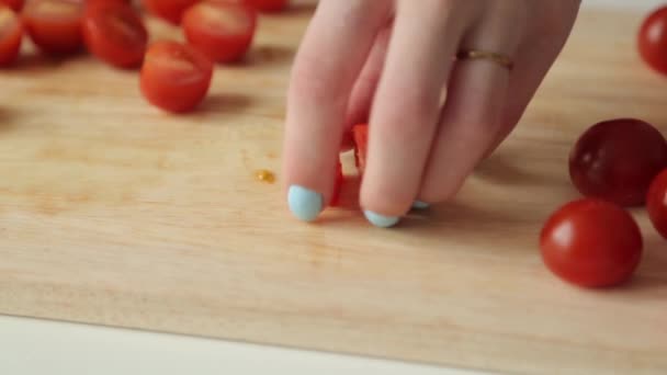 将樱桃番茄切成片作为沙拉 在木板上切番茄 — 图库视频影像