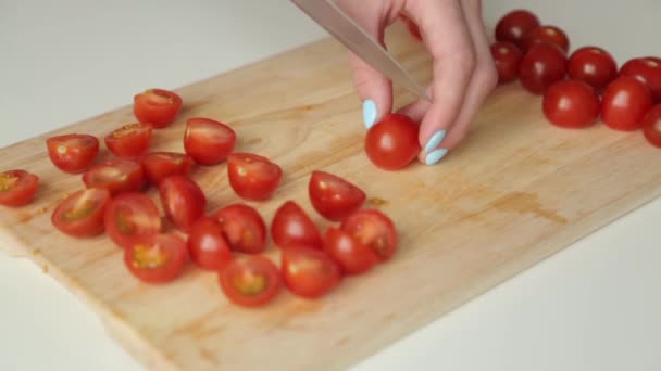 Kirschtomaten Für Salat Scheiben Schneiden Tomaten Auf Einem Holzbrett Schneiden — Stockvideo