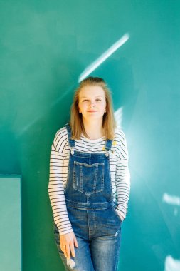 İç bahar ve yaz teması. Yeşil bir arka plan üzerinde bir fotoğraf Studio genç anne. 