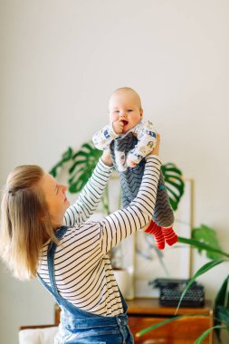 Tropik stüdyoda fotoğraf çekimi, mutlu ebeveynler. Bir çocuk ile bir sandalyede genç bir aile. 