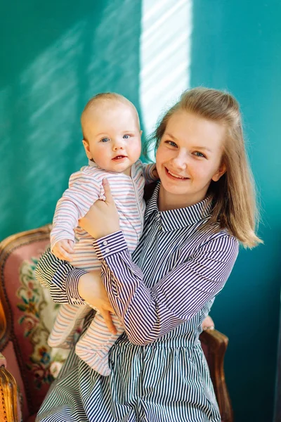 Familie Fotoshooting Frühjahr Sommer Thema Junge Mutter Und Sohn Einem — Stockfoto