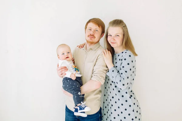 Fotoshooting Studio Glückliche Eltern Junge Familie Auf Weißem Hintergrund Mit — Stockfoto