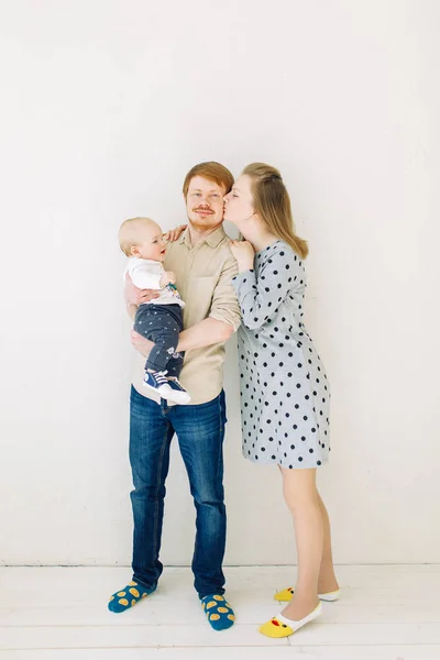 Fotoshooting Studio Glückliche Eltern Junge Familie Auf Weißem Hintergrund Mit — Stockfoto