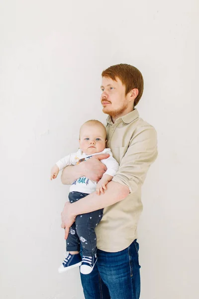 Fotoshooting Studio Glückliche Eltern Junge Familie Auf Weißem Hintergrund Mit — Stockfoto