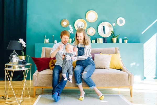 Sesión Fotos Estudio Padres Felices Una Familia Joven Sofá Con — Foto de Stock