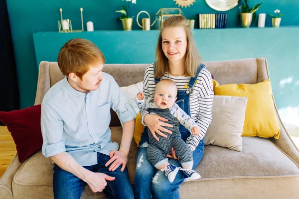 Sesión Fotos Estudio Padres Felices Una Familia Joven Sofá Con — Foto de Stock