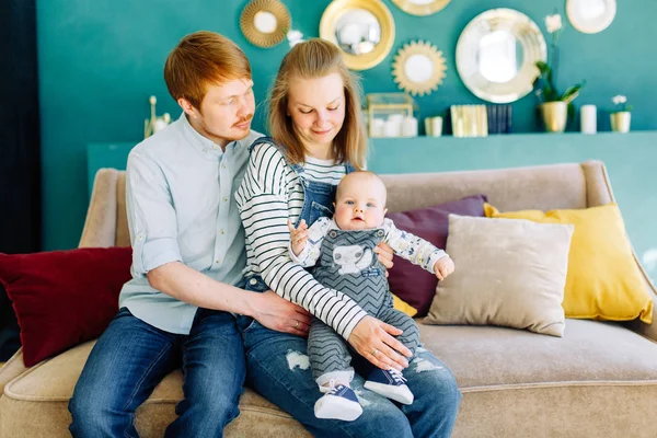 Sesión Fotos Estudio Padres Felices Una Familia Joven Sofá Con — Foto de Stock