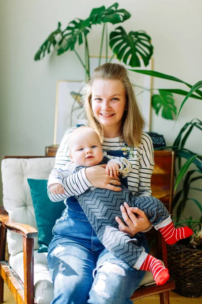 Fotoshooting Tropenstudio Glückliche Eltern Eine Junge Familie Auf Einem Stuhl — Stockfoto