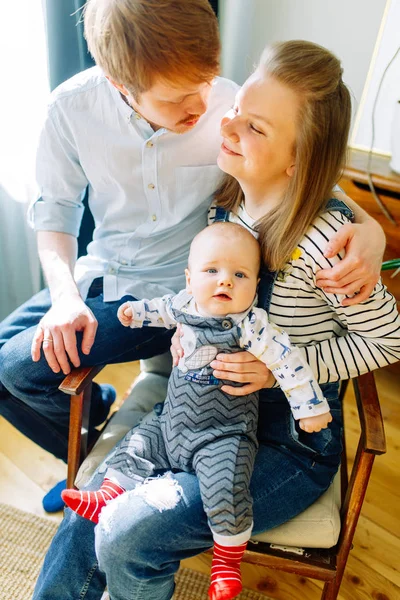 Fotoshooting Tropenstudio Glückliche Eltern Eine Junge Familie Auf Einem Stuhl — Stockfoto