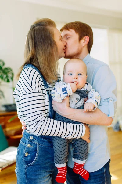 Fotoshooting Tropenstudio Glückliche Eltern Eine Junge Familie Auf Einem Stuhl — Stockfoto