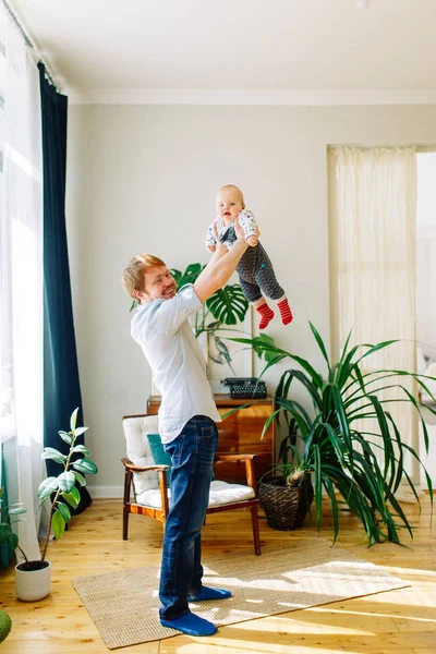 Sesión Fotos Estudio Los Trópicos Padres Felices Una Familia Joven — Foto de Stock