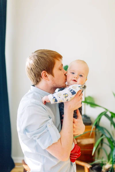 Fotoshooting Tropenstudio Glückliche Eltern Eine Junge Familie Auf Einem Stuhl — Stockfoto