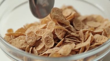 Kahvaltıiçin Granola, bir kasede yemek. Meyve ile meyve sağlıklı diyet lapası.