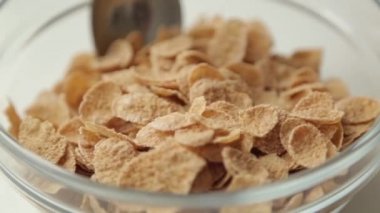 Kahvaltıiçin Granola, bir kasede yemek. Meyve ile meyve sağlıklı diyet lapası.