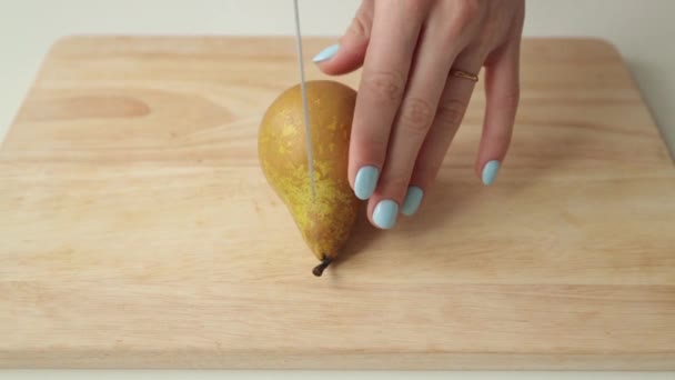 ボード上の梨を切断します フルーツスライスの調製 — ストック動画