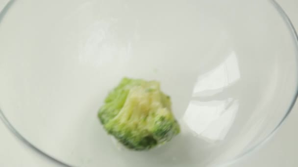 Gefrorenen Brokkoli Einer Schüssel Zubereitung Frischen Grünkohls — Stockvideo