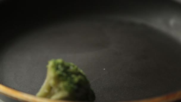 Kool Broccoli Een Pan Met Olie Specerijen Bereiding Van Verse — Stockvideo