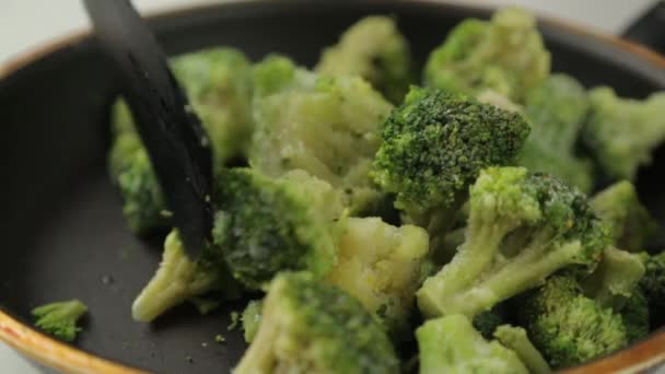 Kål Broccoli Stekpanna Med Olja Och Kryddor Beredning Färsk Grönkål — Stockvideo