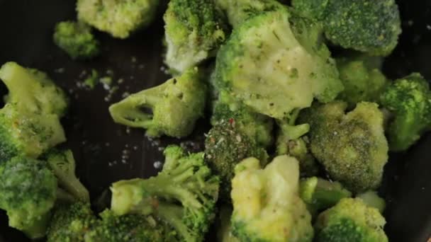 Капуста Броколі Сковороді Олією Спеціями Приготування Свіжої Зеленої Капусти — стокове відео
