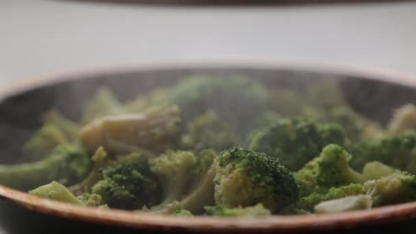 Kool Broccoli Een Pan Met Olie Specerijen Stoom Rook Van — Stockvideo