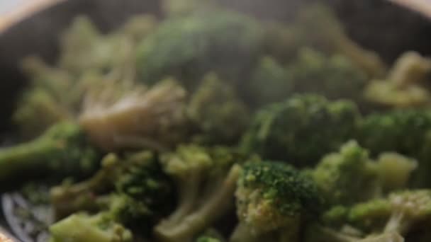 在平底锅中加入白菜花椰菜 加油和香料 烹饪新鲜青菜的蒸汽和烟雾 — 图库视频影像