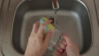 Evdeki lavaboda bulaşık yıkamak. Pişme den sonra temizleme.
