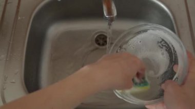 Evdeki lavaboda bulaşık yıkamak. Pişme den sonra temizleme.