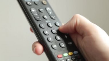 Tv kumandasının düğmelerine basın. Bir sayı yı el çevirme.