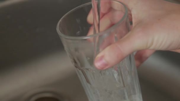 Laver la vaisselle dans l'évier à la maison. Nettoyage après cuisson .