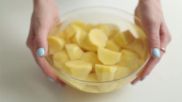 Lavado Patatas Peladas Inmersión Agua Cocinar Para Blog Cocina — Vídeo de stock