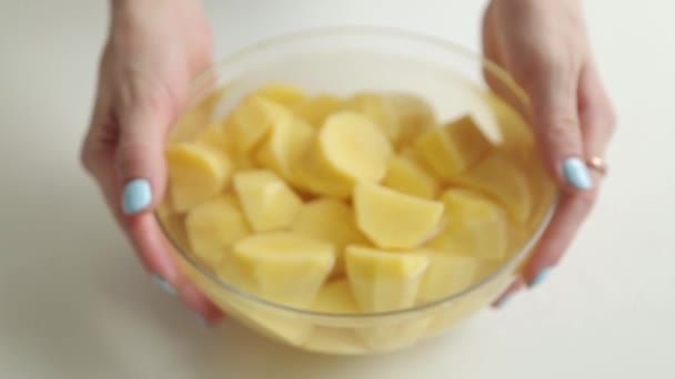 Lavado Patatas Peladas Inmersión Agua Cocinar Para Blog Cocina — Vídeos de Stock