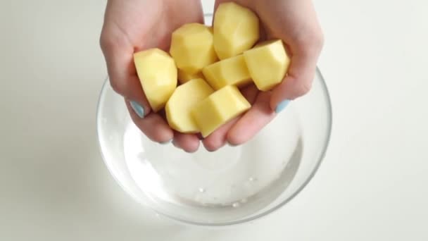 Tvätta Skalade Potatisar Och Nedsänkning Vatten Matlagning För Matlagning Blogg — Stockvideo