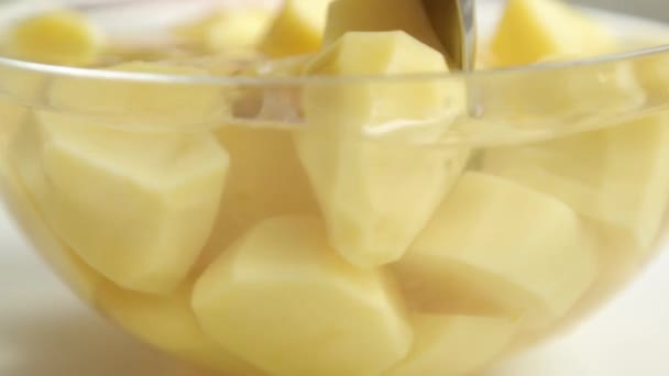 Het Wassen Van Geschilde Aardappelen Onderdompeling Water Koken Voor Een — Stockvideo