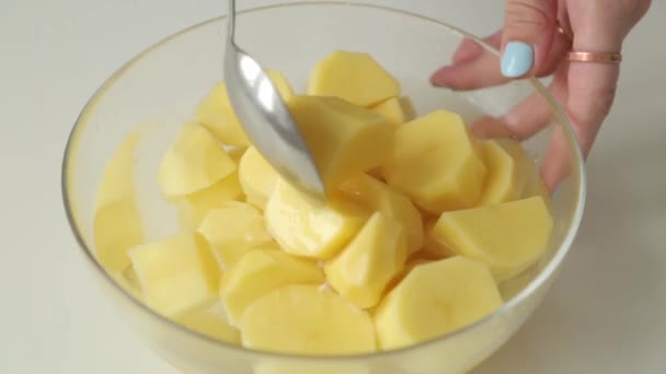 皮をむいたジャガイモを洗い 水に浸します 料理ブログのための料理 — ストック動画