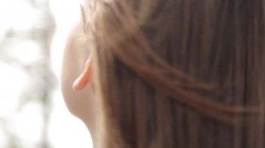 Göl manzaralı iskelede oturan kız. Seyahat blogger doğahayran.