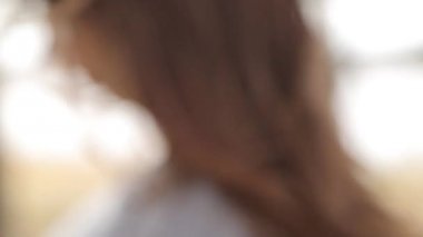 Göl manzaralı iskelede oturan kız. Seyahat blogger doğahayran.