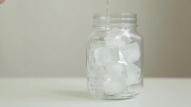 Cam kokteyllerin adım adım hazırlanması. Karbonatlı su ve buz ekleme.