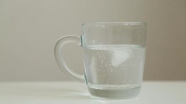 Cam kokteyllerin adım adım hazırlanması. Karbonatlı su ve buz ekleme.